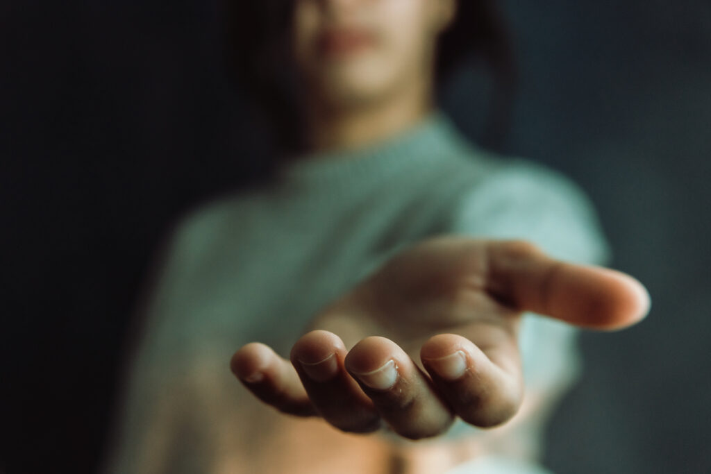 Femme avec une main tendue en gros plan