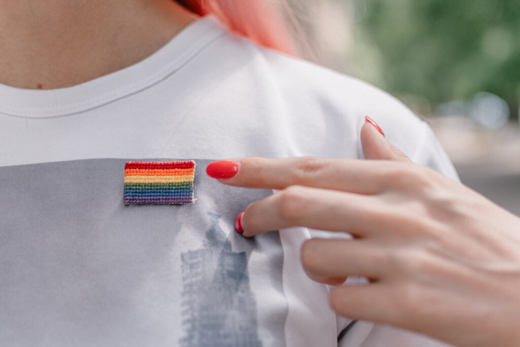 Femme avec le drapeau arc-en-ciel sur son T-shirt